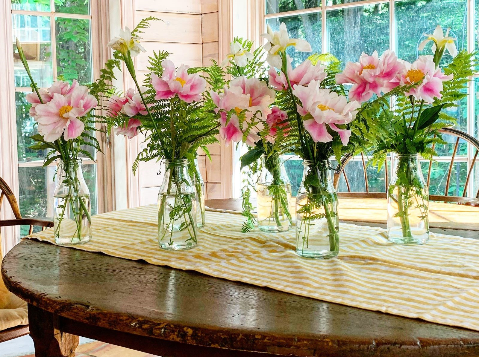 Petits vases avec pivoine Jeanne Cayeux et iris