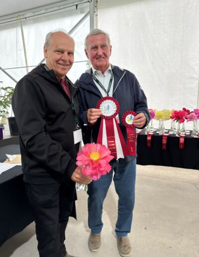 M. Pierre Bourque, président d'honneur, remettant le ruban Grande Gagnante à Julien Beaudet pour 'Millennium'