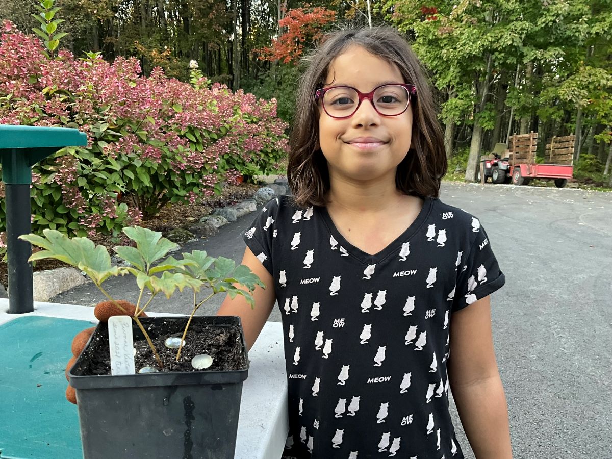 Victoria et sa petite pivoine dans un pot