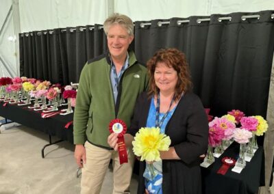 Alexander Reford et Sylvie Goupil acceptant le ruban pour Bartzella