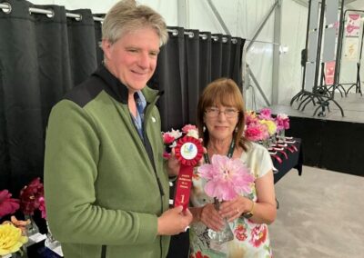 Alexander Reford présentant le ruban à Lucie Pepin pour Prairie Afire