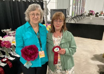 Sylvie Perron et Lucie Pepin, avec le ruban pour la pivoine double : Old Faithful classe 1