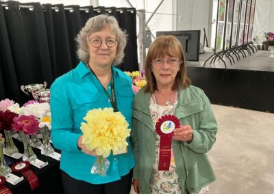 Sylvie Perron et Lucie Pepin, avec le ruban pour l'intersectionnelle double : Soleil d'ambre classe 1