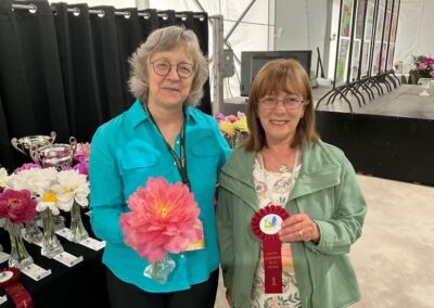 Sylvie Perron et Lucie Pepin, avec le ruban pour l'intersectionnelle semi-double : New Millenium, classe 1