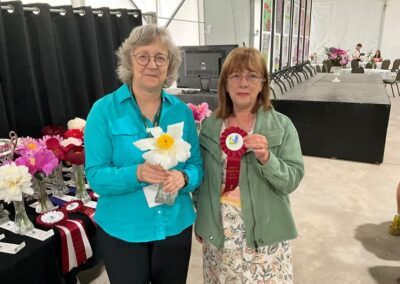 Sylvie Perron et Lucie Pepin, avec le ruban pour la pivoine White Wings, gagnante odoriférante classe 1